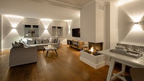 Un salon moderne avec un canapé, une table basse et une cheminée.