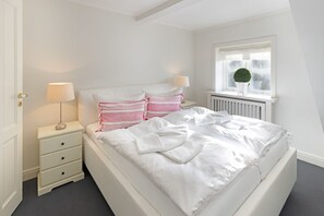 3 bedrooms, desk, iron/ironing board, free WiFi