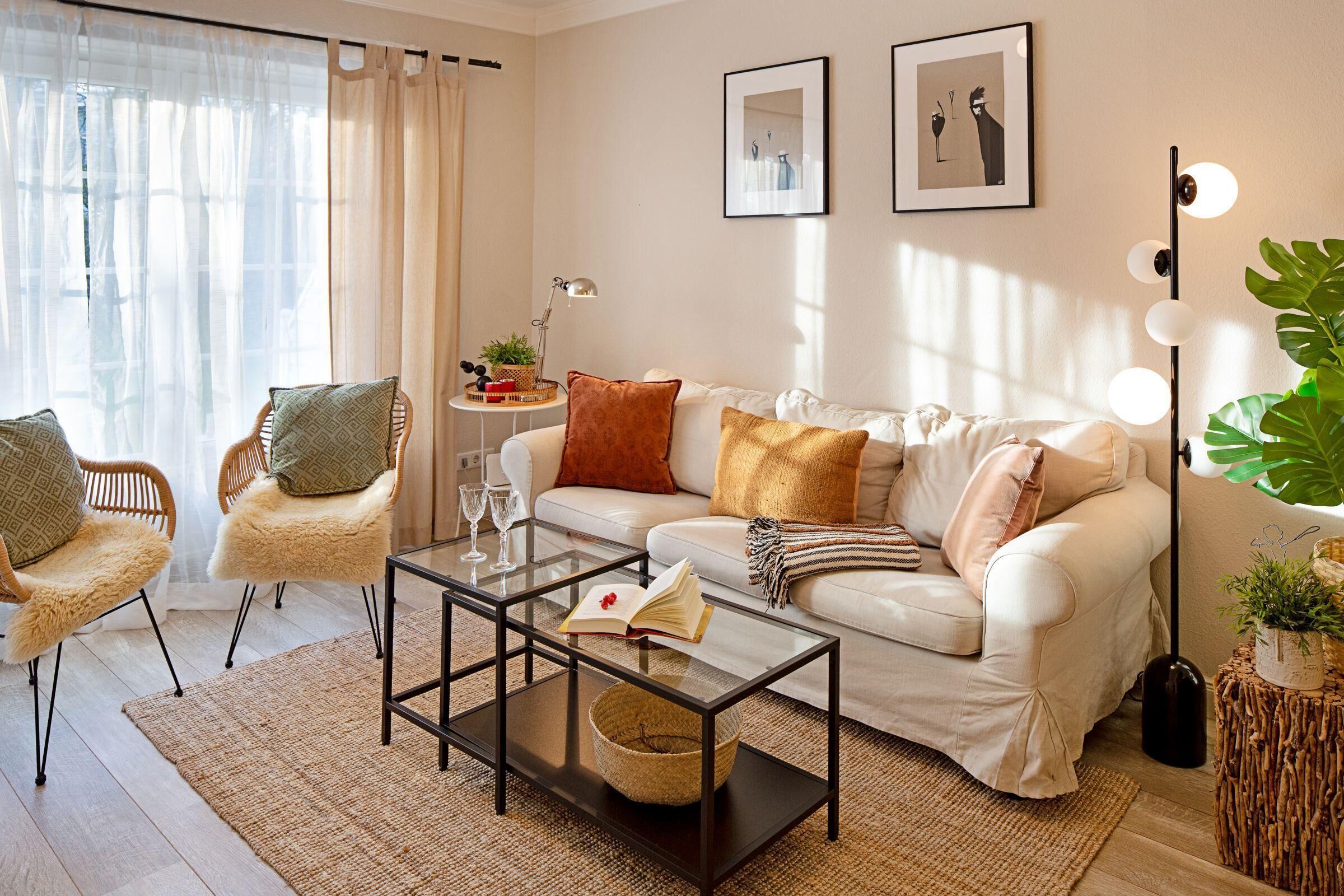 Una televisión, libros, un reproductor estéreo