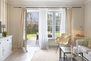 Fernseher, Bücher, Stereoanlage