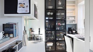 Coffee/tea maker, fridge, oven, stovetop