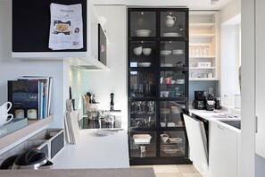 Kjøleskap, ovn, kokeplater og oppvaskmaskin