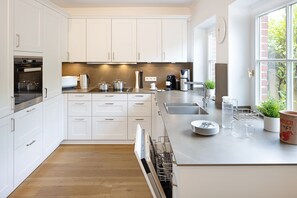 Fridge, oven, stovetop, dishwasher - Welcome to the Amur vacation home (List)