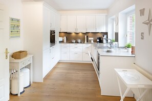Kylskåp, ugn, spishäll och diskmaskin