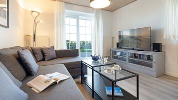 Fernseher, Tischtennisplatte, BĂŒcher, Stereoanlage