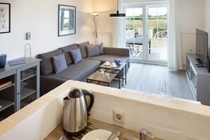 Televisión, tenis de mesa, libros y estéreo 