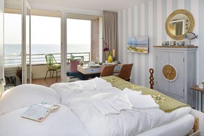 Escrivaninha, roupa de cama