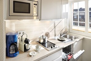 Refrigerador, microondas, lavavajillas y cafetera y tetera 