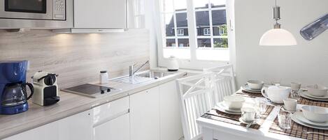 Een koelkast, een magnetron, een vaatwasser