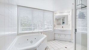 Chuveiro, secador de cabelo, toalhas de banho 