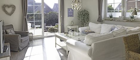 テレビ、DVD プレーヤー、ステレオ