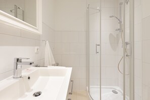 Ducha, secador de pelo y toallas