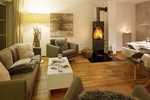 Fernseher, Kamin, Tischtennisplatte, BĂŒcher