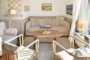 TV, mesa de pingue-pongue, livros, aparelho de som