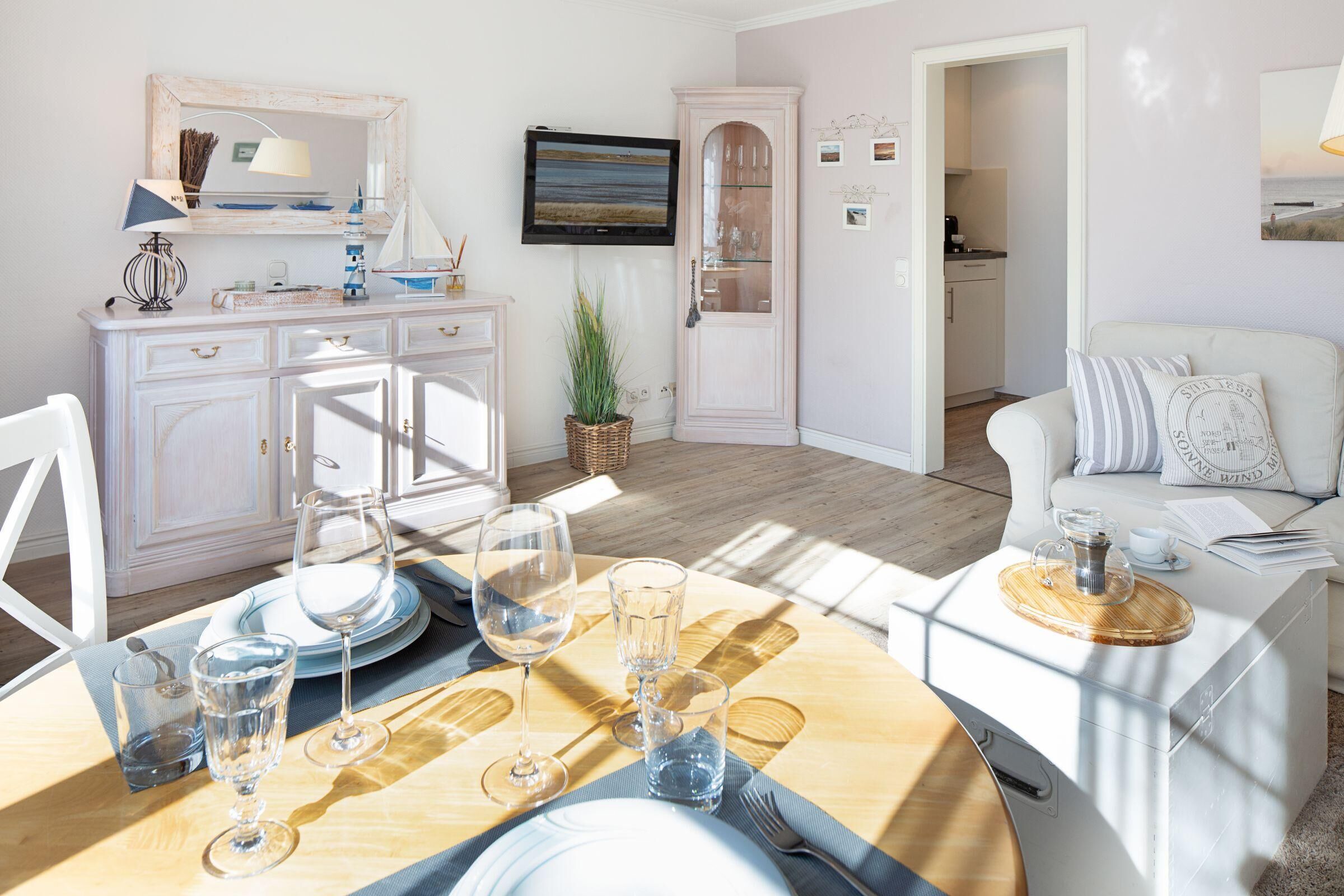 Téléviseur, livres, chaîne audio