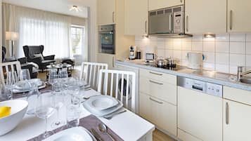 Frigorífico, microondas, placa de cocina y lavavajillas
