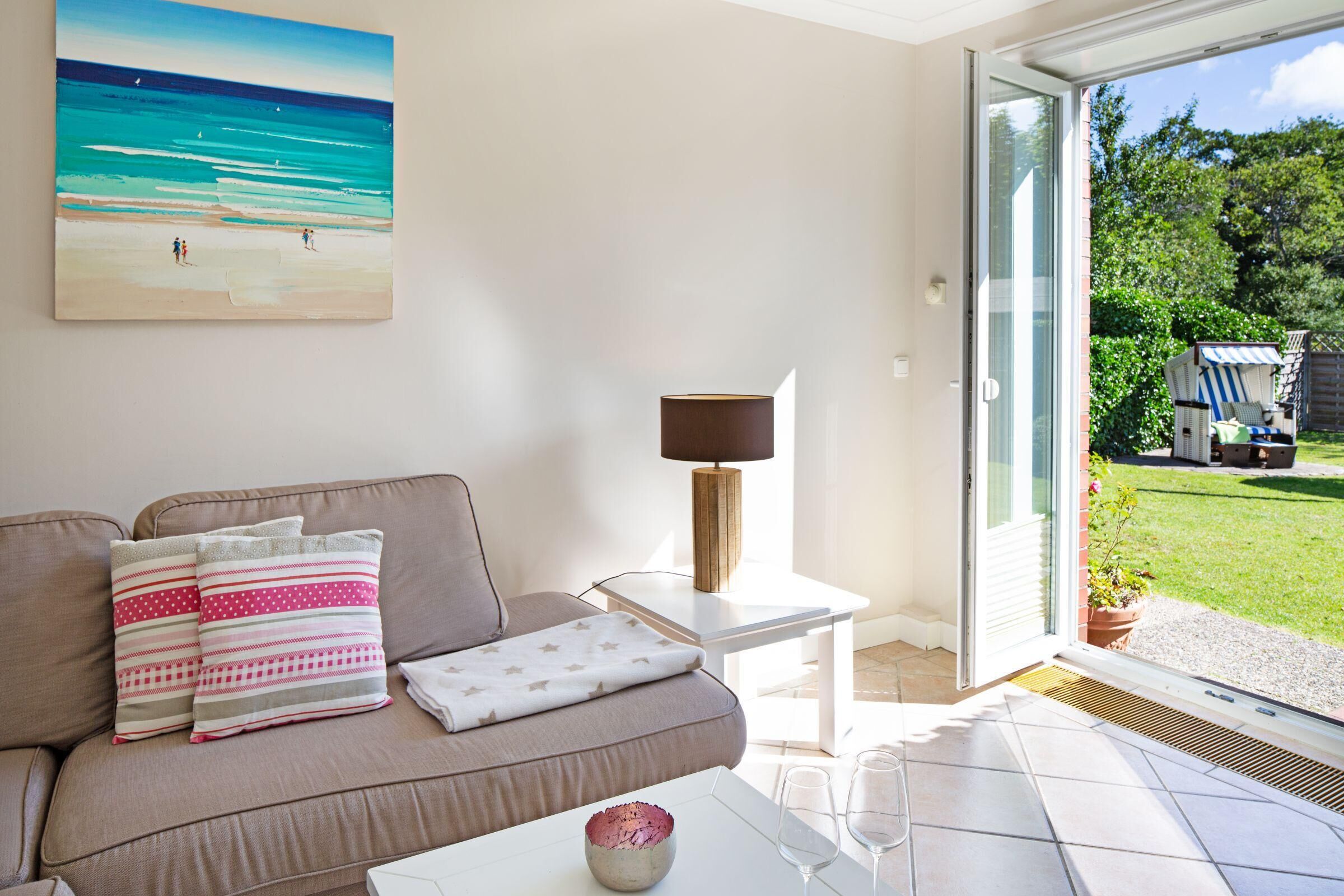 Een televisie, boeken en een stereo