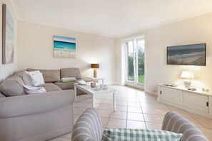 Fernseher, Bücher, Stereoanlage