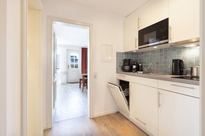 Refrigerador, parrilla de estufa, lavavajillas y cafetera y tetera 