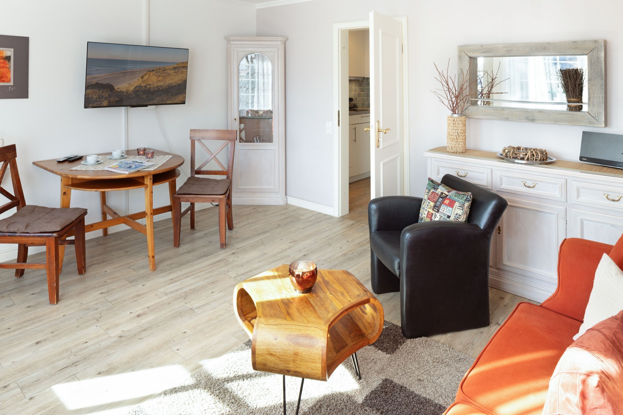 Een televisie, boeken en een stereo