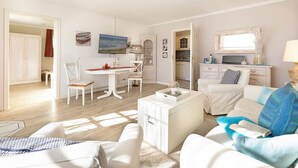 Una sala de estar amplia con comedor, cocina y un dormitorio.