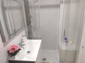 Doccia, asciugacapelli, asciugamani, sapone