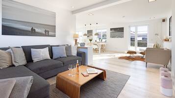 TV, ping pong, books, stereo