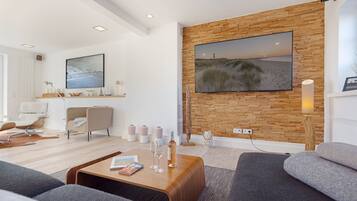 TV, ping pong, books, stereo