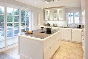 Geladeira, micro-ondas, fogão, cooktop