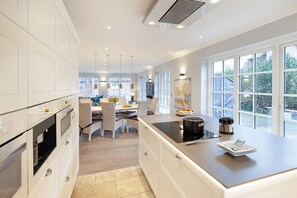 Fridge, microwave, oven, stovetop - Herzlich Willkommen im Ferienhaus Syltresidenz (List)