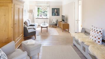 Télévision, table de tennis de table, chaßne hi-fi