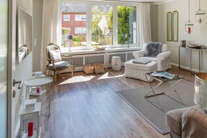 Een televisie, een dvd-speler, een tafeltennistafel en boeken