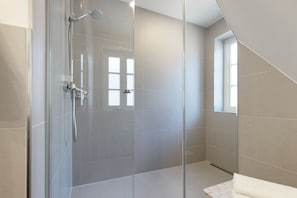 Dusche, Haartrockner, Handtücher