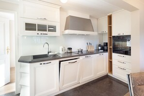 Kjøleskap, ovn, kokeplater og oppvaskmaskin