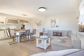 TV, bøker og stereoanlegg