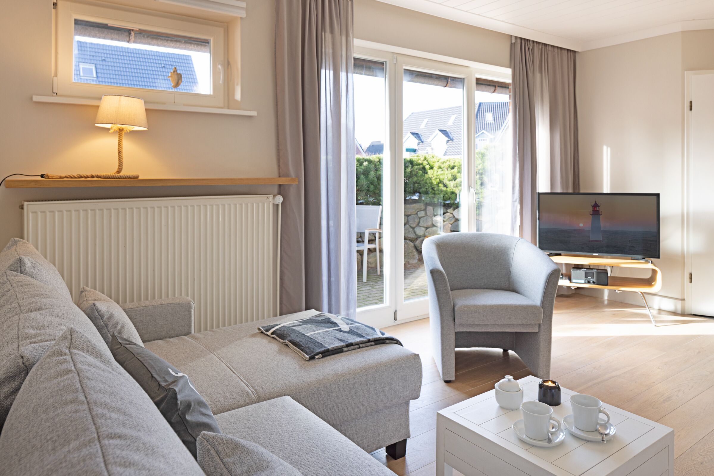 Een televisie en boeken