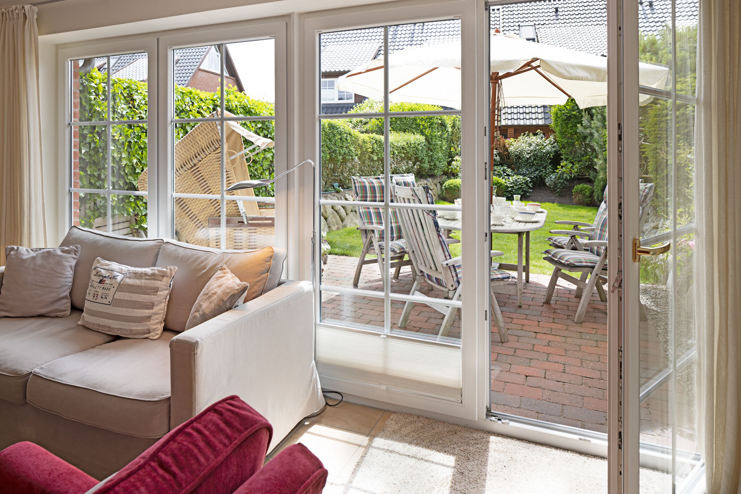 Televisión, chimenea, reproductor de DVD, estéreo