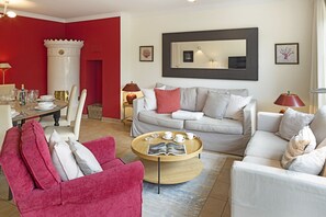 Televisión, chimenea, reproductor de DVD y estéreo 