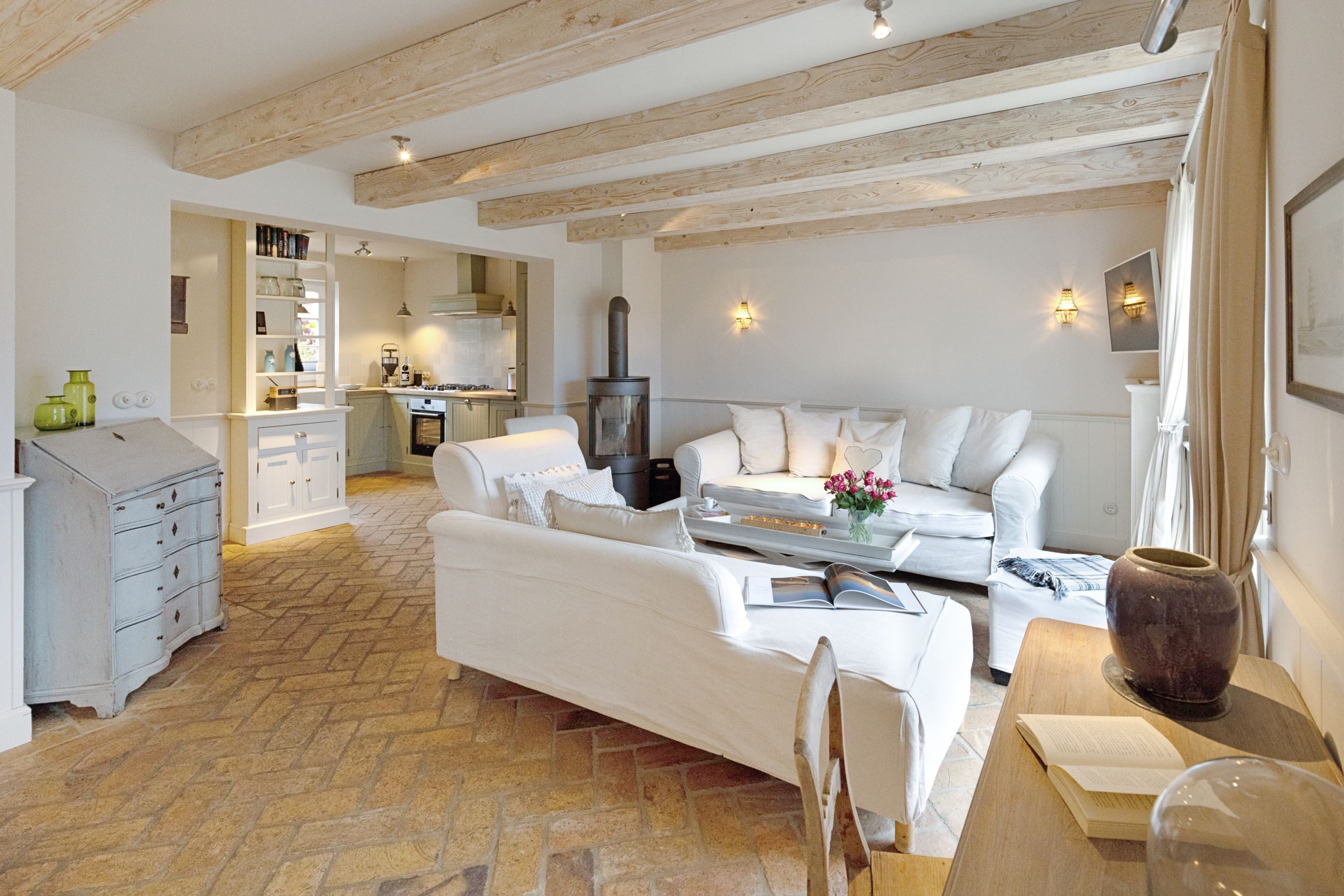 Televisio, takka, pöytätennispöytä, stereot