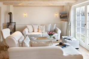 TV, lareira, mesa de pingue-pongue, aparelho de som