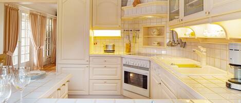 Fridge, oven, stovetop, dishwasher
