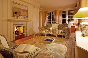 Fernseher, Kamin, Tischtennisplatte, Bücher