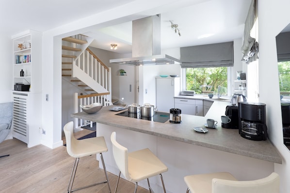 Fridge, oven, stovetop, dishwasher