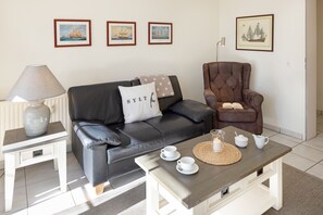 Téléviseur, livres, chaîne audio