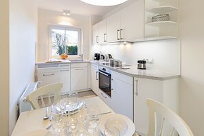 Geladeira, cooktop, lava-louças, cafeteira/chaleira