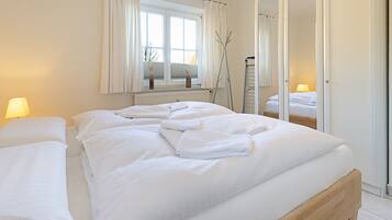 2 bedrooms, WiFi (free), bed sheets