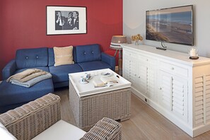 Tv, pejs, bordtennisbord, bøger
