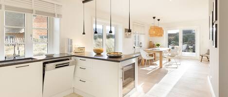 冷蔵庫、電子レンジ、オーブン、コンロ