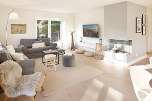 TV, lareira, mesa de pingue-pongue, aparelho de som