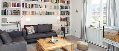TV, ping pong, books, stereo